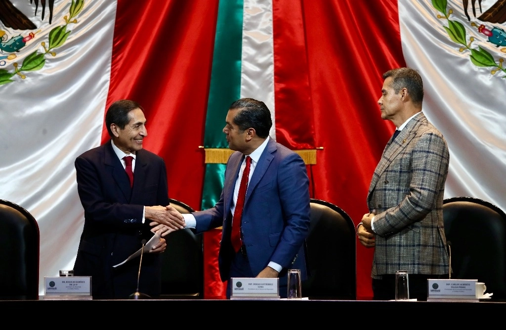 El secretario de Hacienda (izquierda), entregó el paquete económico 2025 al Congreso; lo acompañan los legisladores Sergio Gutiérrez Luna (centro), presidente de la Cámara, y Carlos Alberto Ulloa, presidente de la Comisión de Hacienda. Foto Yazmín Ortega Cortés