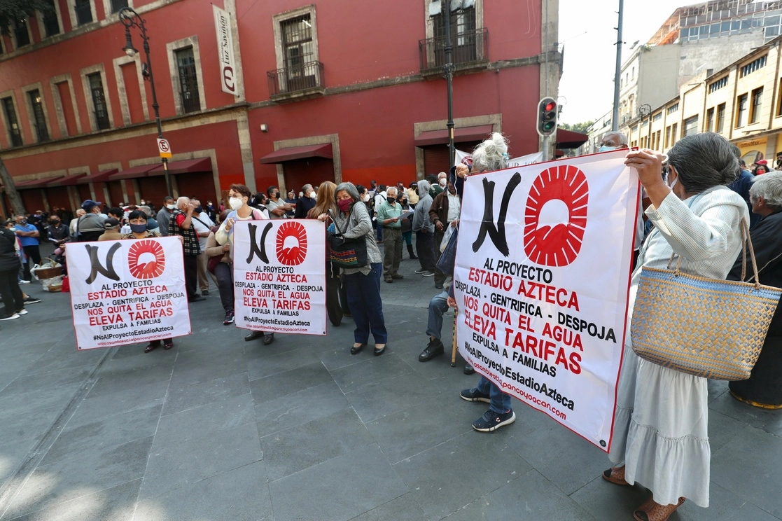 Habitantes de colonias aledañas al coloso de Santa Úrsula se manifestaron ayer afuera del recinto del Congreso de la Ciudad de México contra el proyecto Conjunto Estadio Azteca. Foto Luis Castillo