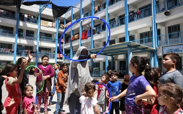 Niños juegan en una escuela de Naciones Unidas para palestinos en Gaza. Foto Afp