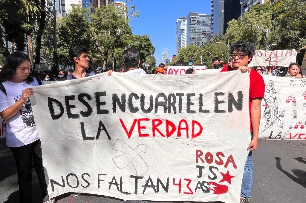Permanecerán en la cárcel del Campo Militar 1-A los ocho militares señalados por la desaparición de los normalistas. Aún así, los familiares siguen en espera de justicia. Foto Luis Castillo / Archivo