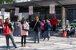Filas para trámites en el Registro Civil de la CDMX. Foto Pablo Ramos/ archivo