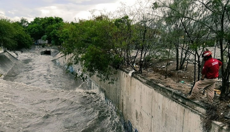 Se espera que las lluvias torrenciales continúen durante este domingo y el lunes, por lo que las autoridades estatales pidieron a la población no salir de sus casas. Foto cortesía PC de NL