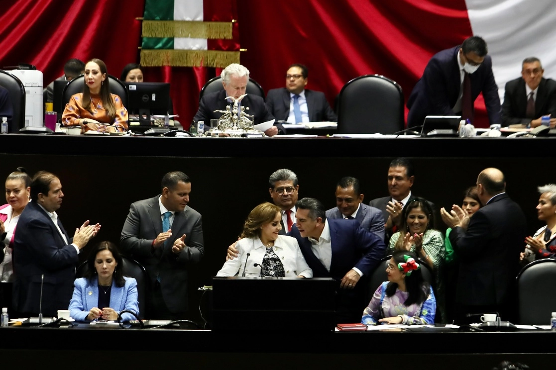 La diputada priísta Yolanda de la Torre aseguró en la tribuna de San Lázaro que la participación de fuerzas armadas en tareas de seguridad hasta 2028 “no es para hacer el trabajo político a Morena, sino garantizar la seguridad de estados y familias”. El dirigente nacional del tricolor, Alejandro Moreno, se acercó a ella y exclamó: “¡Chingona, mi Yola! ¡Chingoncísima!” Foto Roberto García Ortiz 