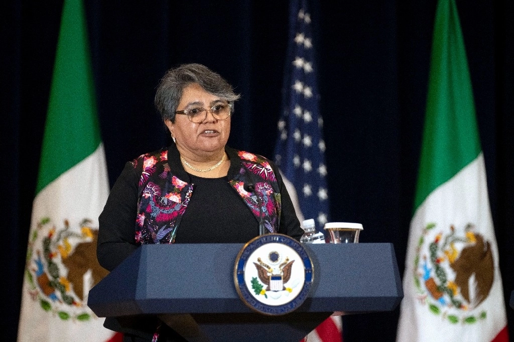 La ministra de Economía de México, Raquel Buenrostro, habla durante una conferencia de prensa en el Departamento de Estado, el viernes 29 de septiembre de 2023. Foto Ap