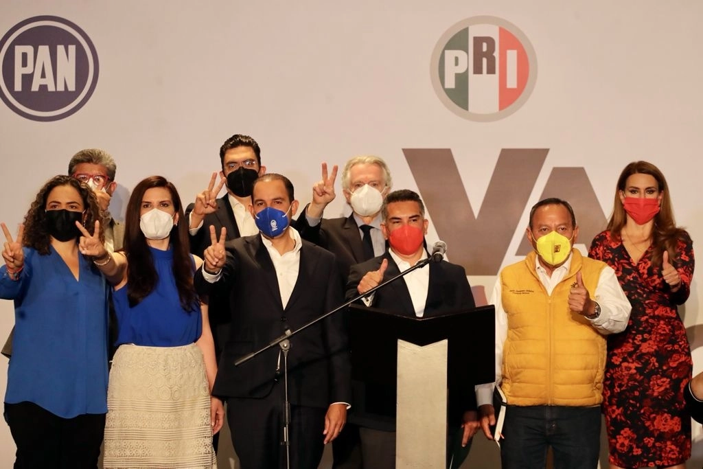 Los presidentes nacionales de los partidos que forman la Coalición Va por México, Marko Cortés, Alejandro Moreno y Jesús Zambrano, durante una conferencia de prensa ayer. Foto Roberto García Ortiz