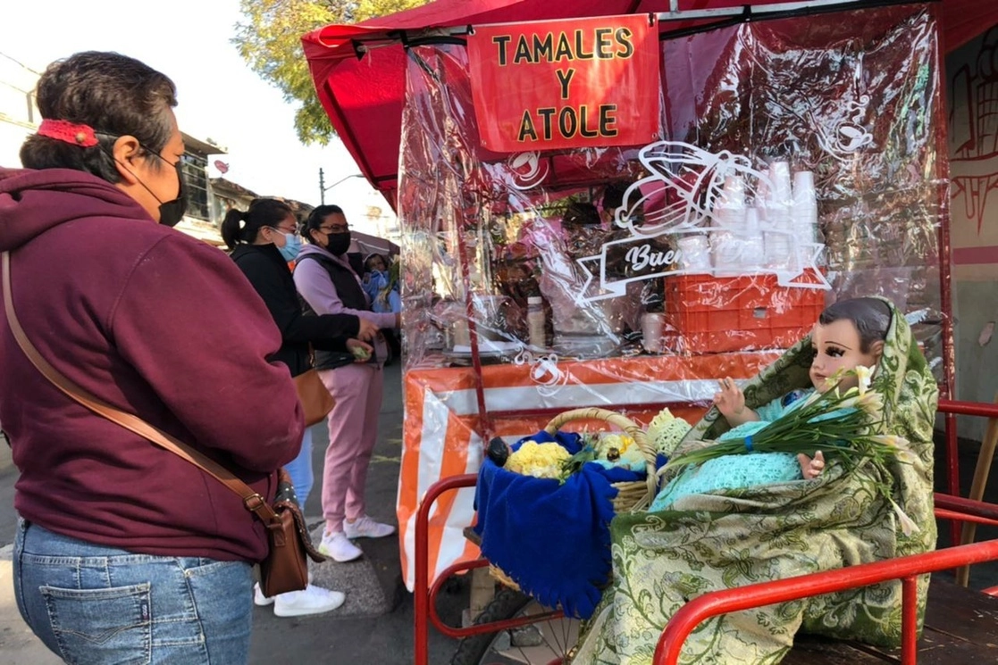 Ciudadanos hacen fila para comprar tamales durante el día de la Candelaria, en la capital del país, el 2 de febrero de 2021. Foto Luis Castillo
