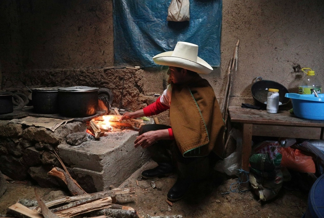 El candidato de izquierda, Pedro Castillo, cocinando. Foto Afp
