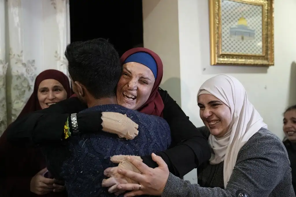 Israa Jaabis, presa desde 2015 en Israel acusada de hacer explotar un coche, se reunió con su familia.  Foto Ap
