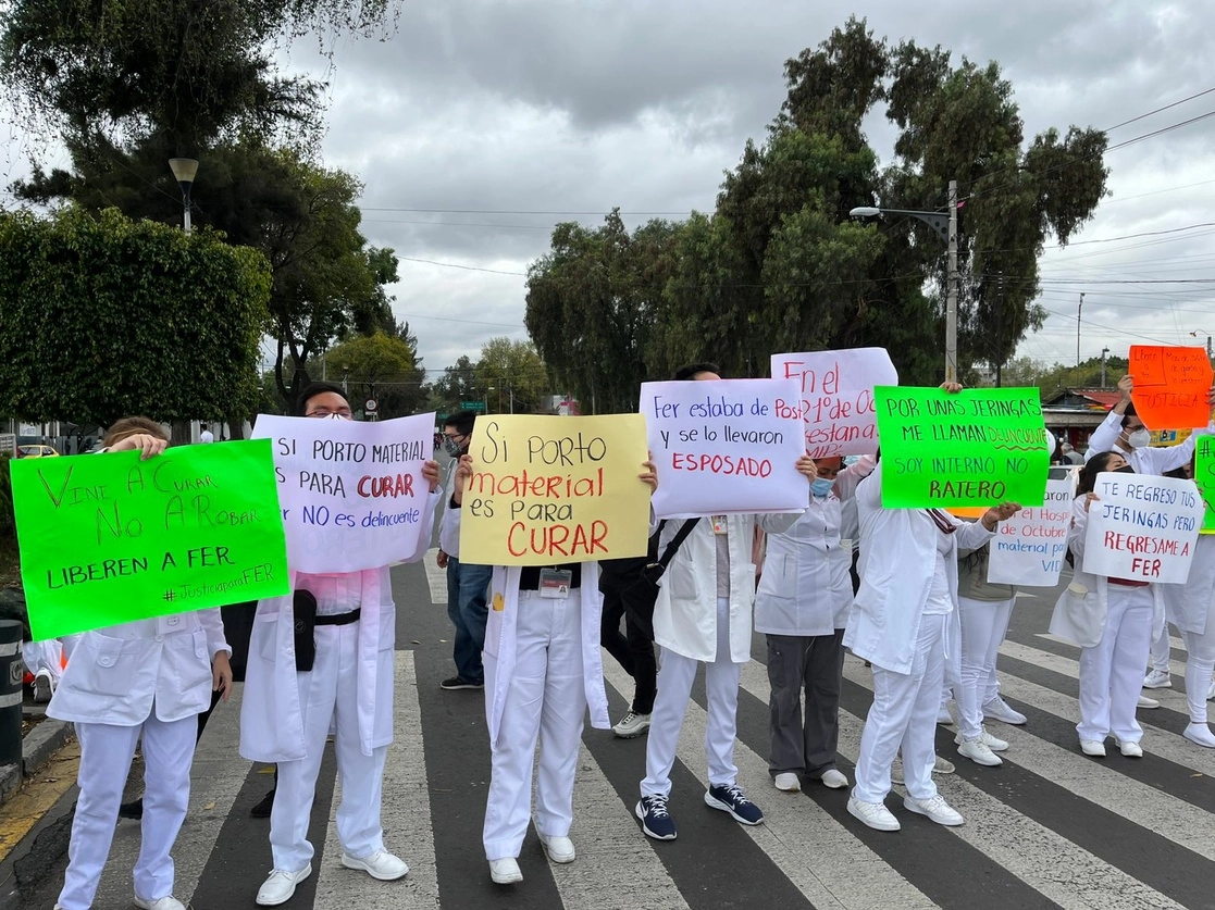 Desde ayer miércoles, médicos internos del Hospital "1ª de Octubre" del Issste bloquean la avenida Politécnico Nacional. Foto Alfredo Domínguez 