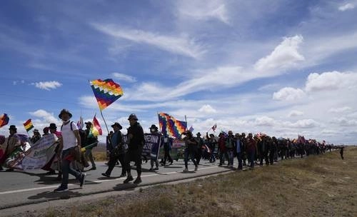 En Caracollo, partidarios del gobierno boliviano participaron en la Marcha por la Patria el martes pasado. Foto Ap