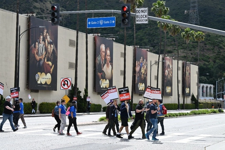 Los escritores y sus seguidores en el segundo día de la huelga de guionistas de cine y televisión frente a Warner Bros. Foto Afp




