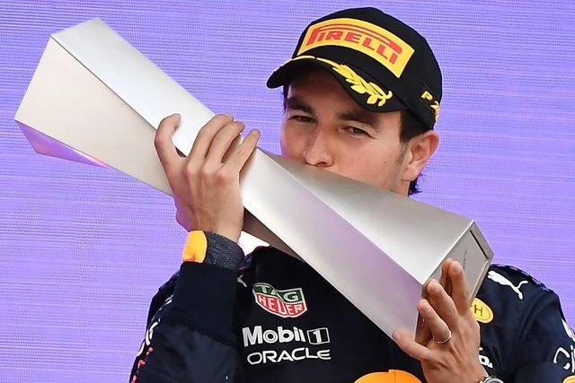 El mexicano Sergio Pérez ganó el domingo para Red Bull un dramático Gran Premio de Azerbaiyán. Foto Afp

