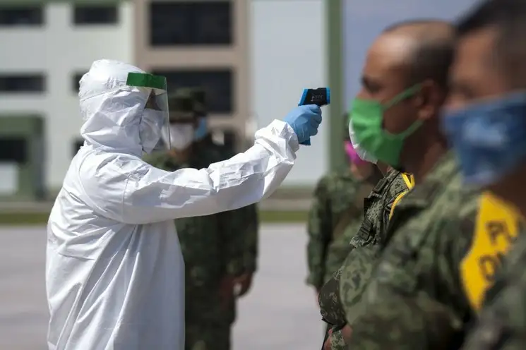 Militares que reciben insumos médicos para Covid-19 son revisados de la temperatura, en Nuevo León. Foto Cuartoscuro 
