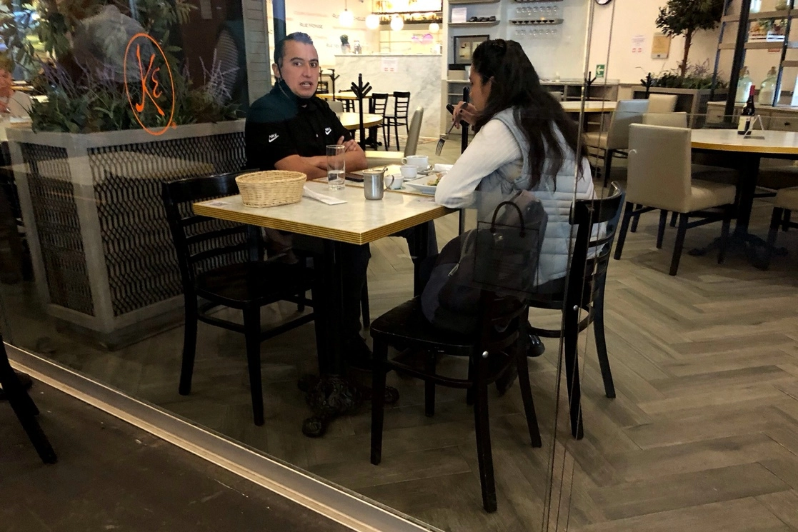 Personas en un restaurante de Plaza Parque Delta. Foto Roberto García Ortiz