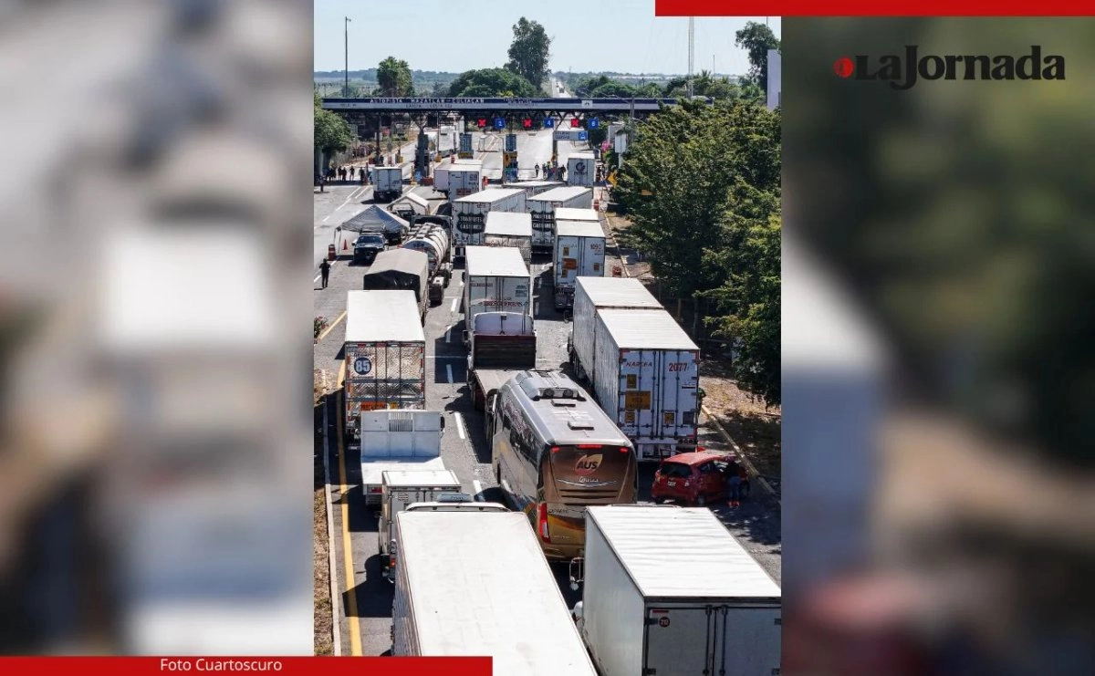 Largas filas de camiones de carga en el segundo día de bloqueos en la autopista Benito Juárez y la carretera Culiacán-Mazatlán, en Sinaloa. Foto 