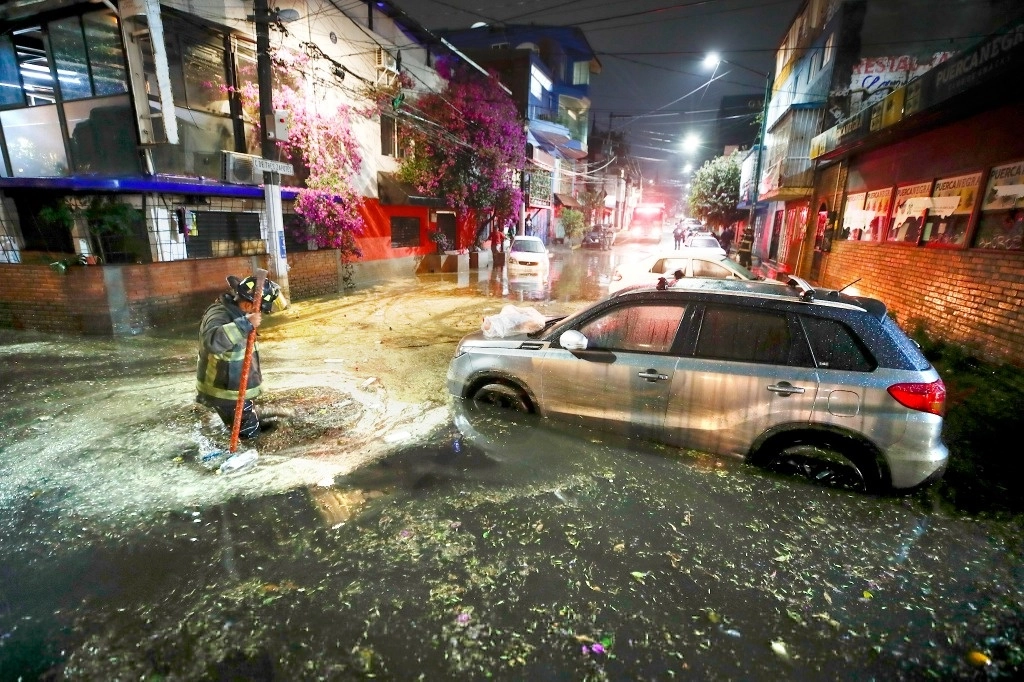 La fuerte lluvia con granizo afectó sobre todo las zonas oriente y sur, lo que provocó encharcamientos, caída de árboles, filtraciones de agua en la línea 9 del Metro, además de la cancelación del concierto de Billie Eilish, en el Foro Sol. Las alcaldías más perjudicadas fueron Álvaro Obregón, Benito Juárez, Coyoacán (imagen) y GAM. En la colonias El Capulín y Molino de Santo Domingo se realizó un censo de daños por el desbordamiento de la presa Tacubaya. Foto Víctor Camacho