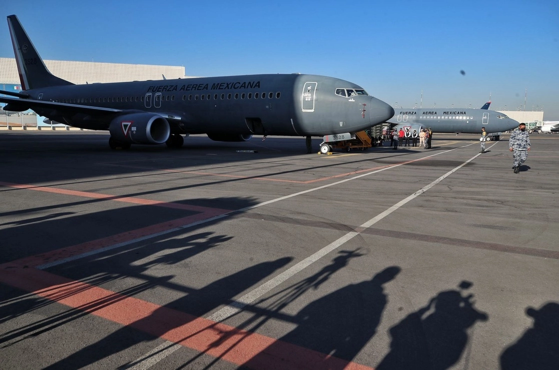 Elementos de la Fuerza Aérea viajaron en un primer vuelo a Rumania para repatriar a mexicanos que dejan Ucrania tras los ataques militares por parte de Rusia, el 27 de febrero de 2022. Foto Marco Peláez