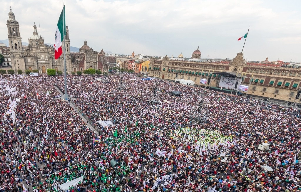 El acto por la expropiación empezó con un minuto de silencio en memoria de Carlos Payán Velver, creador del periódico más cercano al pueblo en la historia reciente de México. Foto Pablo Ramos