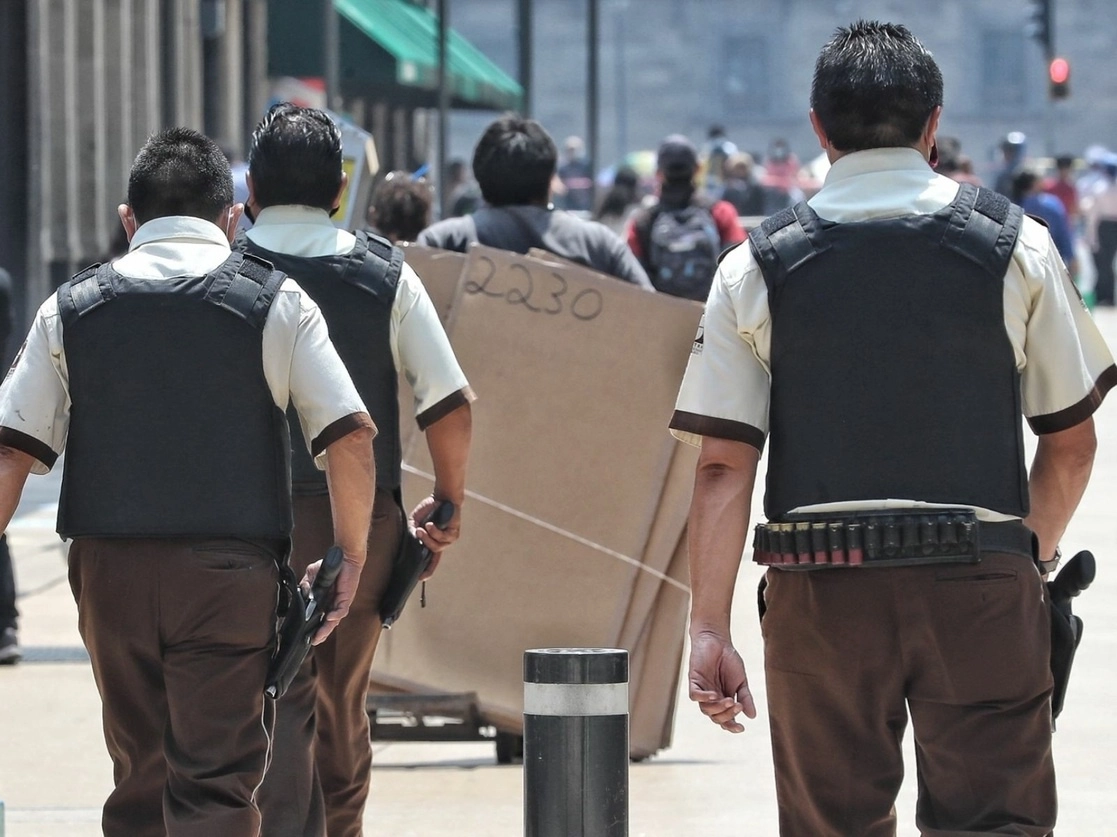 Elementos de seguridad privada caminan en calles del Centro Histórico de la Ciudad de México. Foto Marco Peláez / Archivo