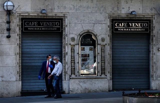 Restaurantes en Roma, Italia permanecen cerrados a causa de la pandemia del coronavirus. Foto Afp