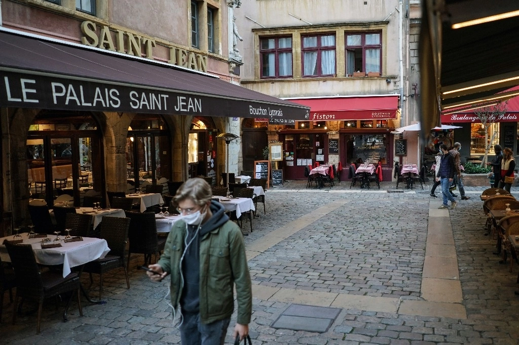 Paris, Marsella, Lyon, Grenoble y Saint-Etienne y Lille son las localidades que endurecieron las medidas ante los contagios de Covid-19. Foto Ap