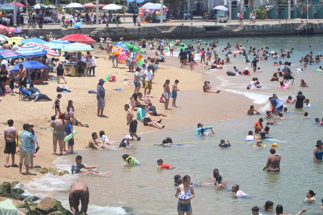 Turistas, ayer en una playa de la zona tradicional de Acapulco, Guerrero. Foto 