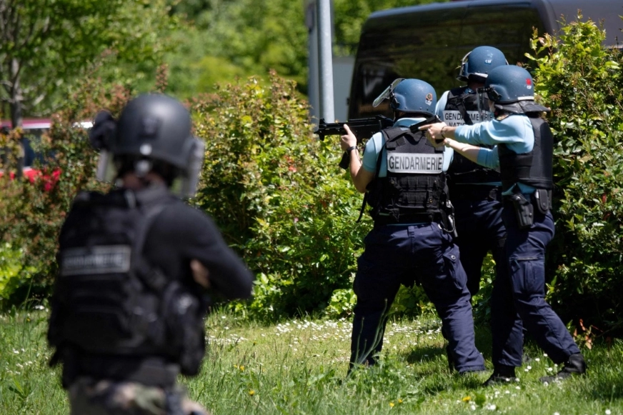 La policía de Francia durante un operativo.