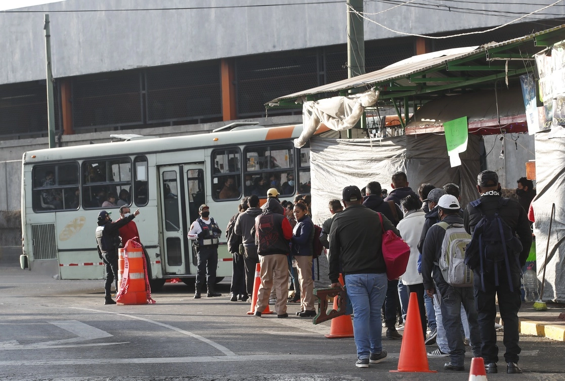 Continúa en marcha el operativo implementado por autoridades de la CDMX, con autobuses de la RTP, en la estación Pantitlán del Metro, donde convergen las líneas 1 y 2, que se encuentran sin servicio debido al incendio registrado ayer en las oficinas centrales de ese sistema de transporte, el 10 de enero de 2021. Foto Víctor Camacho