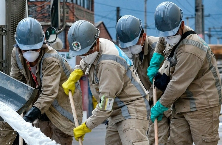 Trabajadores de Colombia en jornada de preparación del cementerio ante la contingencia sanitaria. Foto Afp/ archivo