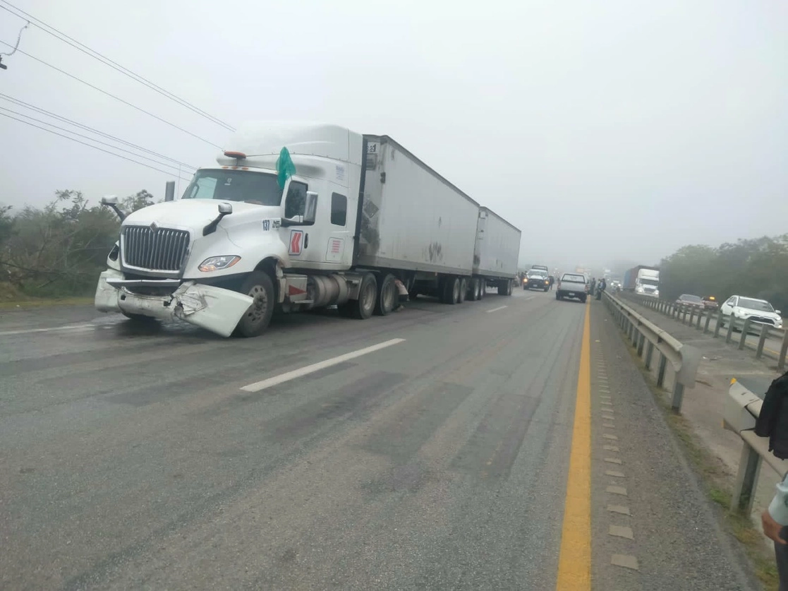 El accidente ocurrió sobre la carretera Tampico-Ciudad Mante, a la altura del Ejido Vega de Esteros del municipio de Altamira. Foto Tomada del Twitter @SSP_GobTam