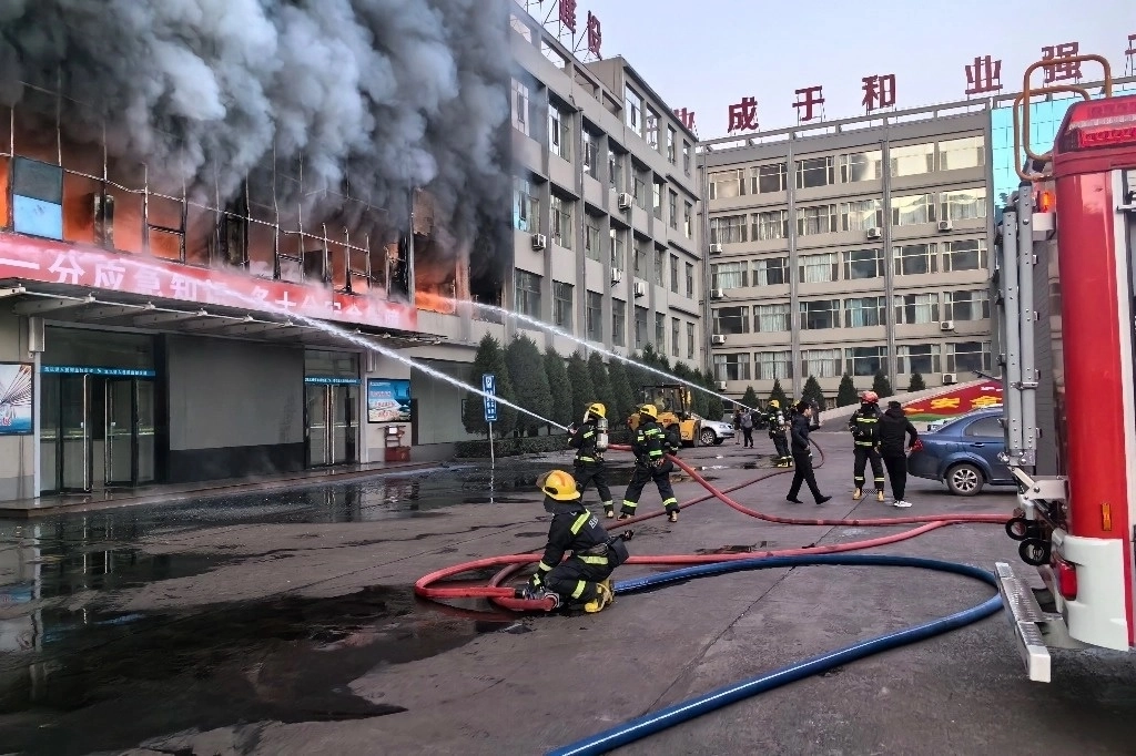El incendio ocurrió en un centro comercial de la ciudad de Zigong, provincia de Sichuan, China. Foto Xinhua vía Ap / Archivo  