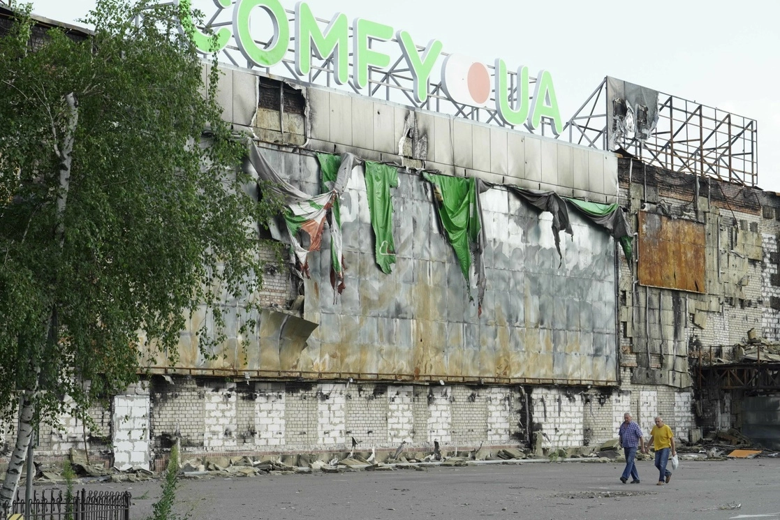 Aspectos de un centro comercial en Ucrania, destruído por los bombardeos rusos. Foto Afp