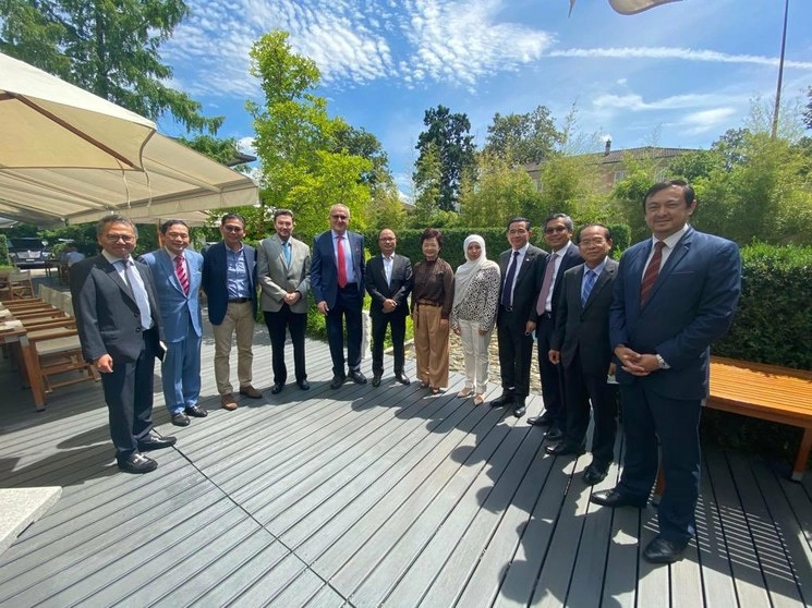 La candidatura de México para presidir la OMC cuenta con el respaldo de media docena de países que han mostrado su apoyo en público y privado, aseguró Seade tras comparecer ante los países miembros en una reunión privada en Ginebra. En la imagen, Seade (al centro) y los embajadores de la OMC. Foto tomada del Twitter de @JesusSeade