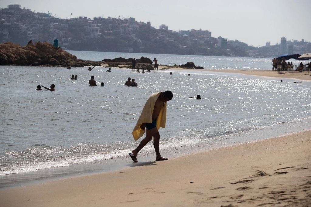 Seis playas ubicadas en BC, Chiapas, Sinaloa y Tabasco, se encuentran fuera de los rangos establecidos por la OMS para uso recreativo. Foto Alfredo Domínguez / Archivo