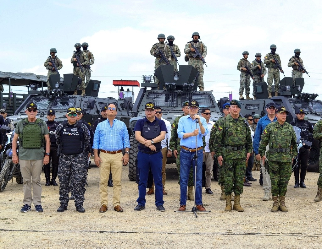 El presidente ecuatoriano Guillermo Lasso pronunciando un discurso durante la supervisión de las operaciones militares y policiales contra el crimen organizado, el pasado 30 de septiembre. Foto Afp