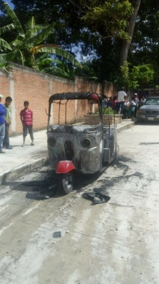 Un vehículo fue calcinado por los transportistas. Foto La Jornada