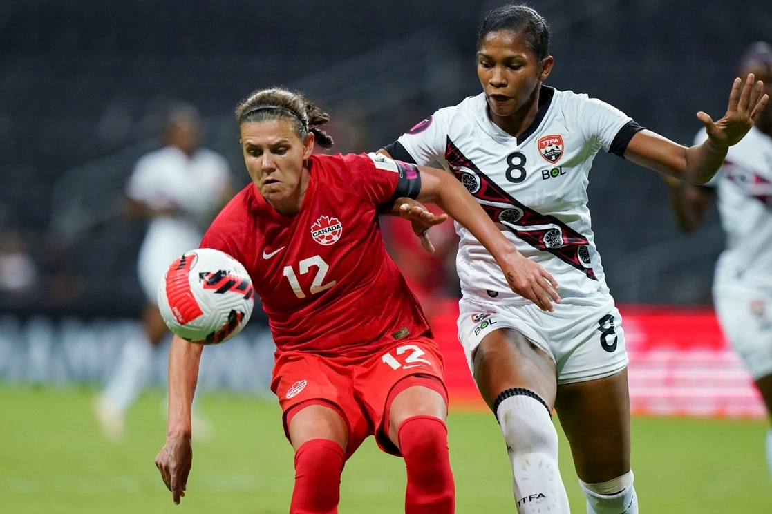 "Ya es suficiente", tuiteó Christine Sinclair (izquerda), capitana de la selección femenil de Canadá respecto a la desigualdad de salarios. Foto Ap