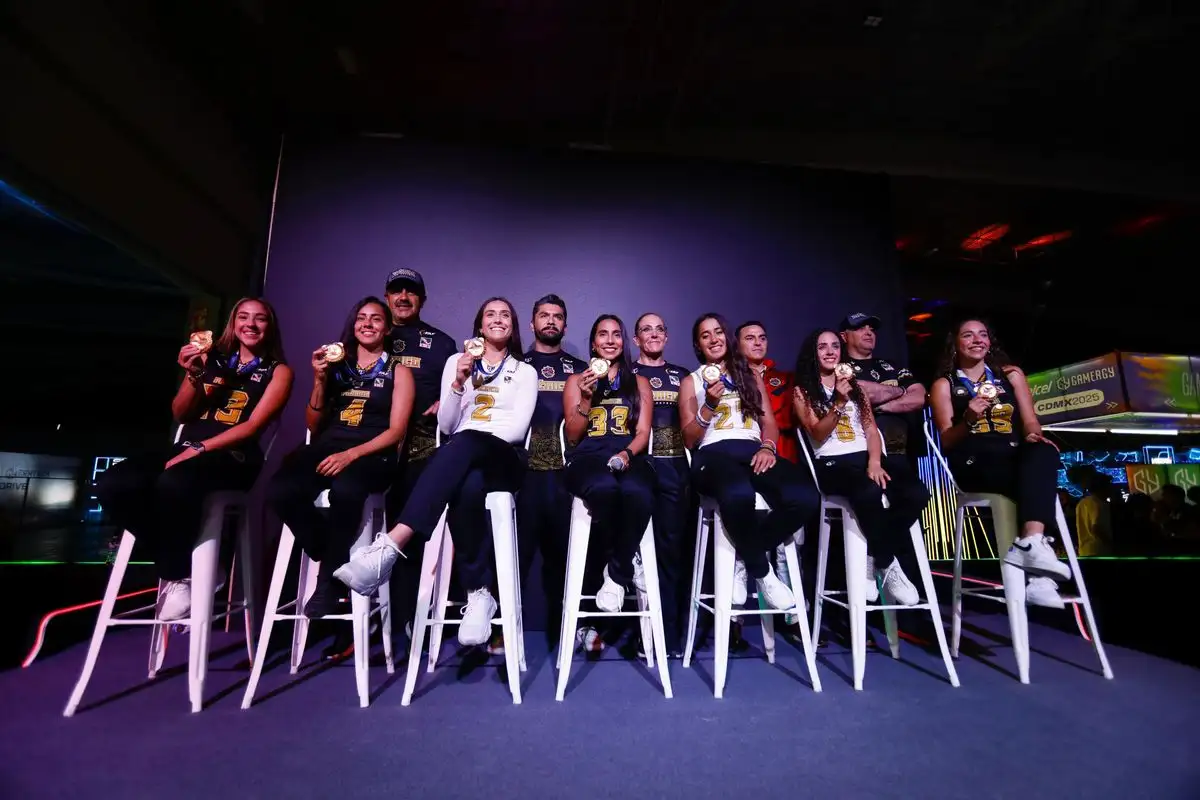 Conferencia de prensa de la selección femenil de Flag Football, en Expo Santa Fe Escenario Banamex, en la Ciudad de México, el 22 de agosto de 2025. En la imagen Ángela Funes, Andrea Fernández, Alison Salazar, Diana Flores, Victoria Chávez, Mónica Rangel, Andrea Martínez  y César Barrera. Foto 