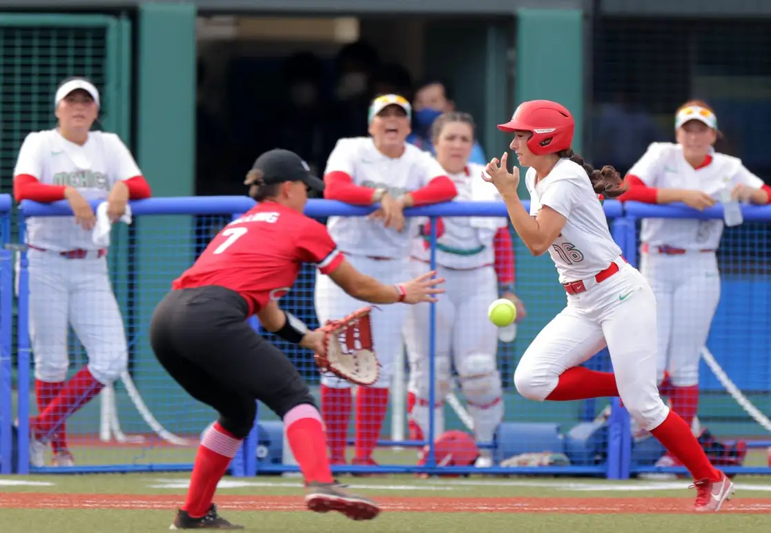 Las selecciones olímpicas de softbol de México y Canadá jugaron en el Estadio de Beisbol de Fukushima Azuma, el 21 de julio de 2021. Foto Afp 