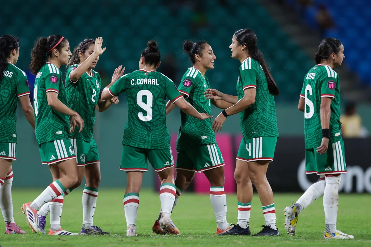 La selección de futbol femenina al finalizar su partido contra San Vicente y las Granadinas. 