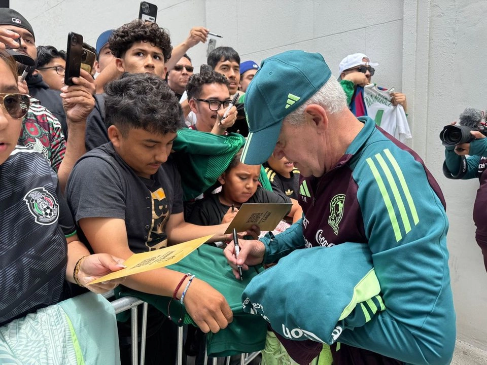 En esta nueva ubicación, el Tri no había tenido contacto con sus seguidores hasta este jueves, cuando regresó de su entrenamiento. Foto
