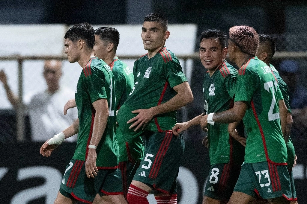 Chaquito, pese a fallar desde los once pasos, siguió insistiendo y, pese a no marcar, comenzó la jugada del triunfo. Foto @miseleccionmx