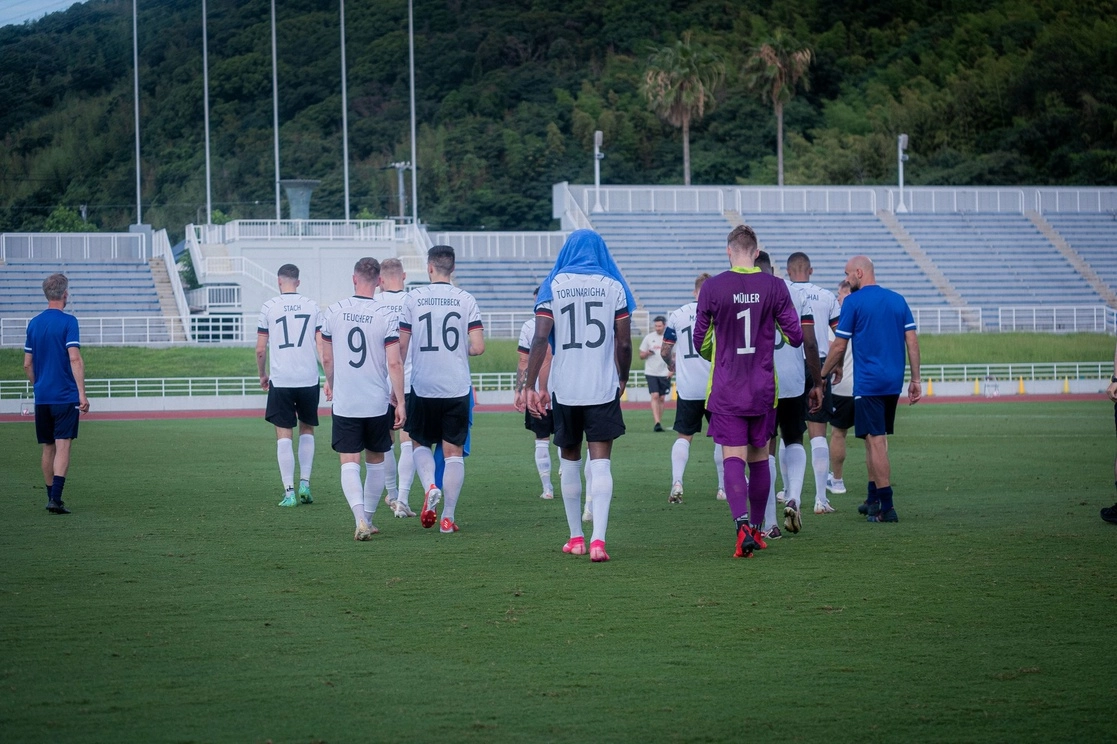 Los alemanes reportaron que durante el duelo ante Honduras hubo insultos racistas contra el defensor Jordan Torunarigha. Foto tomada de la cuenta de Twitter @DFB_Team_ES