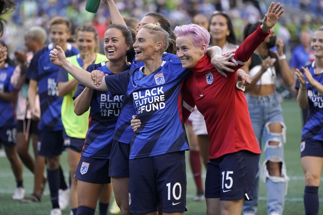 Con el número 15, Megan Rapinoe, una de las más activas luchadoras por la igualdad salarial en el futbol estadunidense. Foto Ap / Archivo
