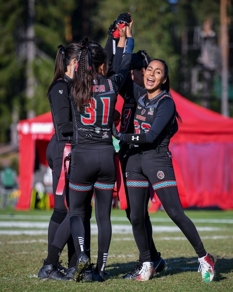 La selección mexicana femenil de flag football derrotó 35-20 a Canadá para acceder a la fase de semifinales de la Copa Mundial. Foto Tomada de X @IFAFMedia
