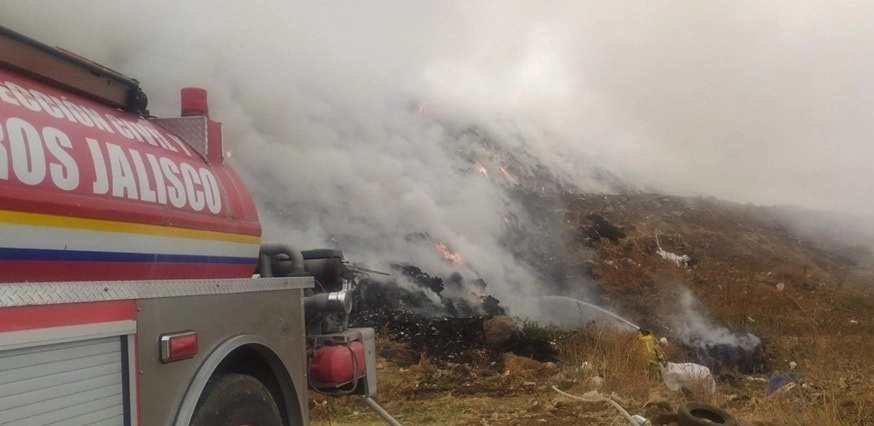 Un incendio en el vertedero de San Bartolo, municipio de Tepatitlán, propició la alerta atmosférica por contaminación. Foto Tomada de https://www.facebook.com/GobiernodeTepatitlan/ 