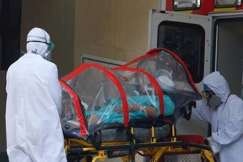Durante el traslado de un paciente afectado por el nuevo coronavirus, que fue internado en el Centro Médico Nacional Siglo XXI, del IMSS. Foto Roberto García Ortiz