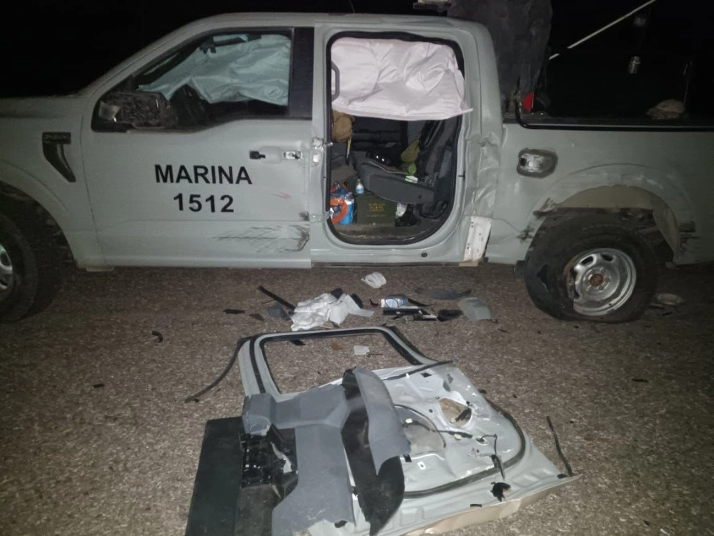 La Semar informó que los hechos ocurrieron cuando personal naval y de la AMIC, "escoltaban a dos vehículos con blindaje artesanal y dos vehículos pick up, que previamente habían sido asegurados. Foto Cortesía Semar