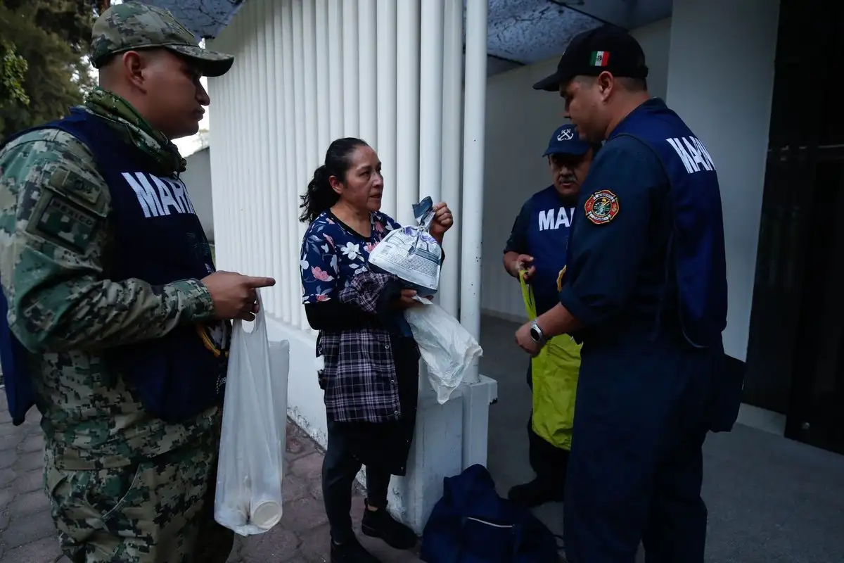 Elementos de la Secretaría de Marina reciben productos no perecederos que donan ciudadanos para  ayudar a los habitantes de los estados  de Veracruz , Puebla, Hidalgo y San Potosí que fueron afectados por las lluvias intensas.