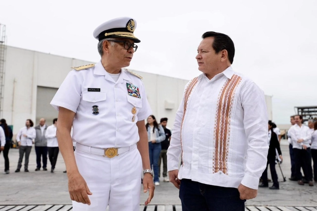 El almirante Raymundo Morales Ángeles, titular de la Semar junto al gobernador de Yucatán, Joaquín Diaz Mena. Foto Semar